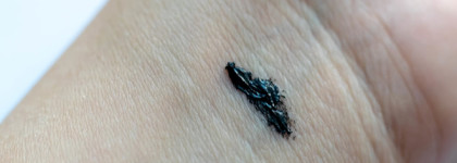 Тушь с блестками Maybelline The Colossal Platinum Black. А блестки где?