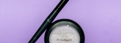 Хайлайтер с фиолетовым бликом Mac Extra dimension skinfinish в оттенке Soft Frost