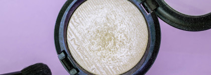 Хайлайтер с фиолетовым бликом Mac Extra dimension skinfinish в оттенке Soft Frost