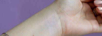 Хайлайтер с фиолетовым бликом Mac Extra dimension skinfinish в оттенке Soft Frost