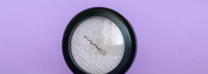 Хайлайтер с фиолетовым бликом Mac Extra dimension skinfinish в оттенке Soft Frost