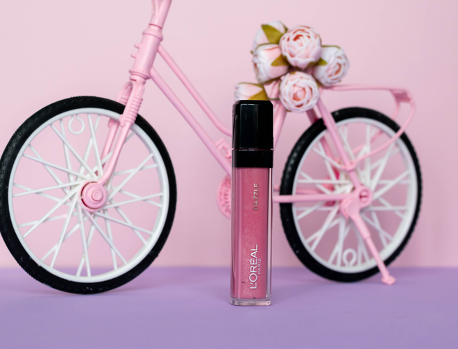 Конфетный блеск Loreal Infaillible Lip Glosses в оттенке dazzle 213 Pink party
