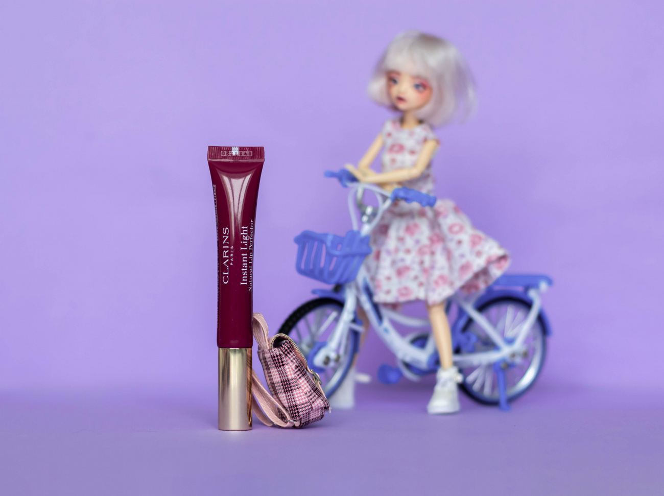 Clarins 08 plum shimmer. Блеск для губ синий тюбик с окошком.