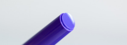 Бальзам для губ, придающий объем, MAC Squirt Plumping Gloss Stick в фиолетовом оттенке Violet Beta