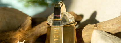 Пляжный релакс с Alien Goddess Mugler