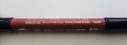 Идеальная карандаш-помада для губ на каждый день от Buxom, PlumpLine Lip Liner в оттенке Dolly Danger