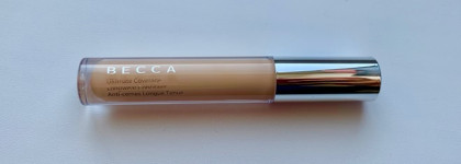 Консилер с высокой пигментацией и кроющей способностью от Becca, Ultimate Coverage Longwear Concealer в оттенке Banana