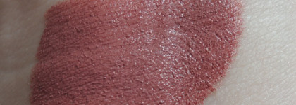 Помада от Essence Velvet Matte Lipstick в оттенке 03 Dusty Romance