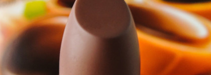 Конфетная помадка от Maybelline Hydra Extreme Matte в оттенке 945 Toasted Chestnut