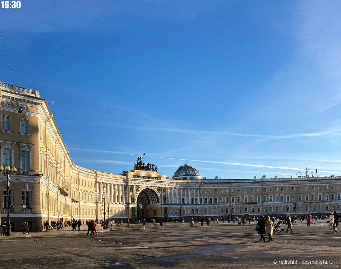 на фото: Дворцовая площадь, вид на здание Генштаба, в том крыле, что слева от арки расположены экспозиции Эрмитажа, посвященные художникам-импрессионистам и современному искусству.