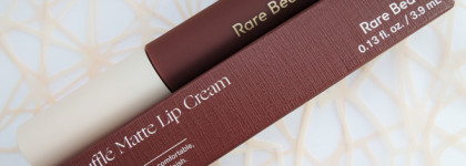 Свои губы, только лучше вместе с помадами Rare Beauty Lip Souffle Matte Lip Cream в оттенках Courage и Fearless