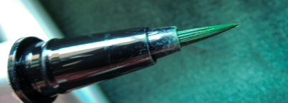 Классная цветная подводка Beauty Bomb UFO Conspiracy 25 Frame Eyeliner в оттенке 02 Green