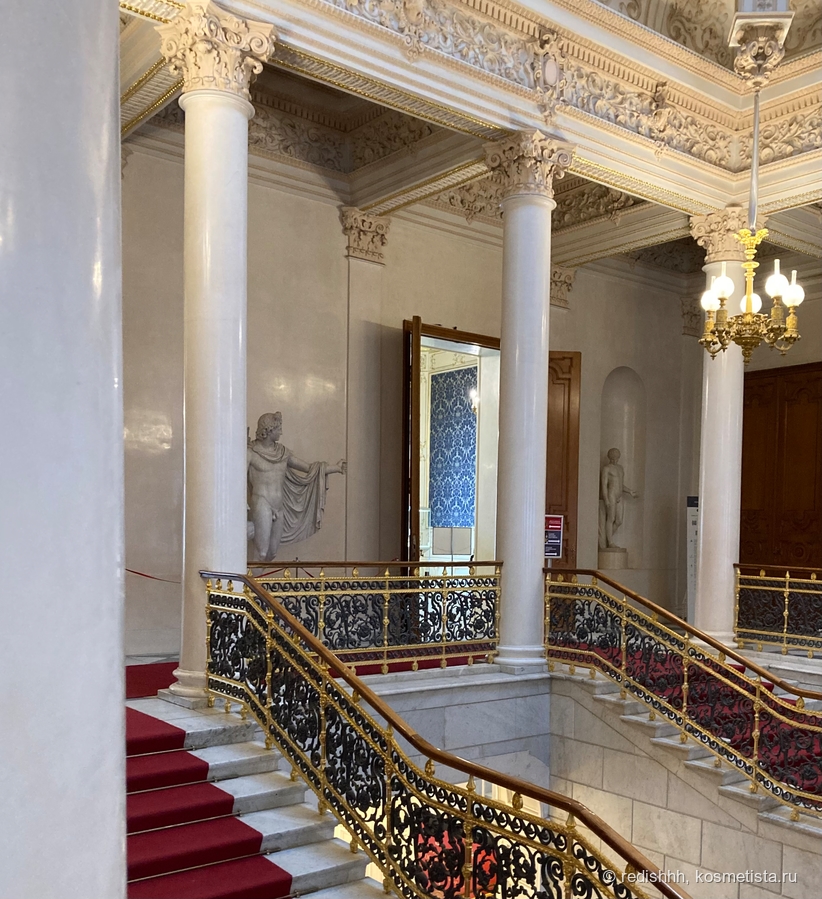 парадная лестница Шуваловского дворца, в котором расположился музей Фаберже