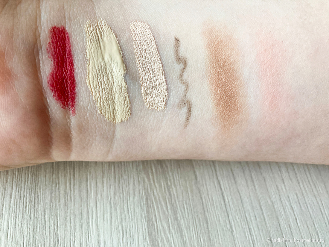 слева направо: помада Shu Uemura, тональный Eveline Wonder Match, консилер Vivienne Sabo, карандаш для бровей Revolution Pro, бронзер и румяна из палетки Vivienne Sabo Le Hippie Chic.