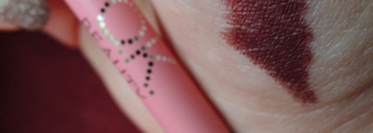 Неоднозначный карандаш для глаз от OK Beauty Color Salute Slide & Stay в винном оттенке Burgundy