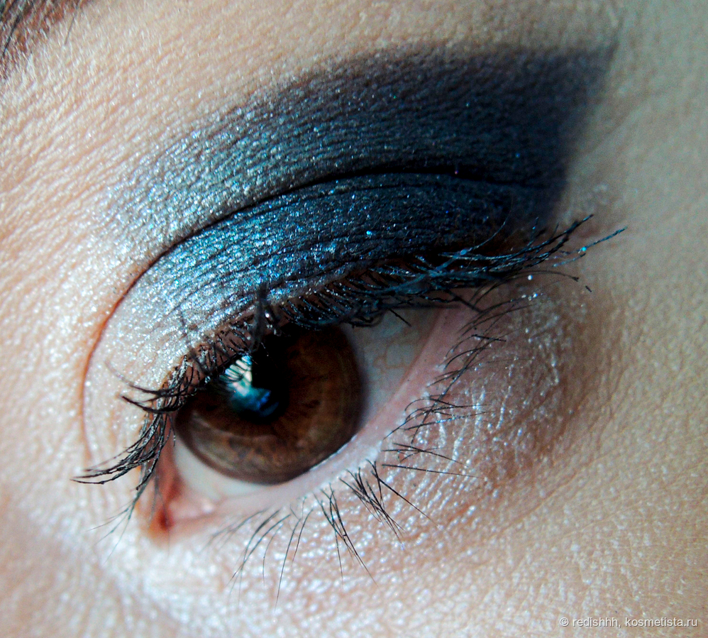 синий уходит в серый, естественно, можно получить грязь на выходе при попытке растушевать, лучше всего наносить прихлопывающими движениями