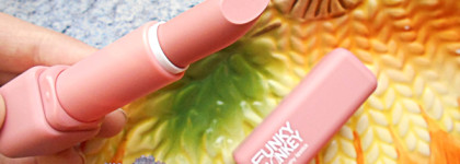 Новый бренд Funky Monkey. Обзор помады Plushy Lipstick и бальзама для губ Glow Lip Balm в оттенках 01