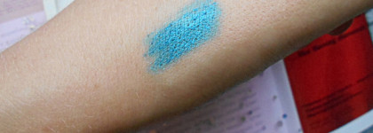 Красивый, но капризный бирюзовый карандаш для глаз Essence Kajal Pencil №25