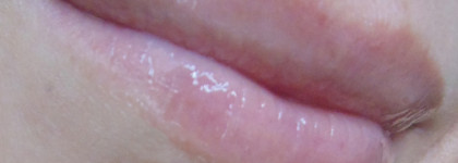 Ароматное, бюджетное, но не стойкое. Масло-блеск для губ Divage Dewy Lip Oil в оттенке Blackberry