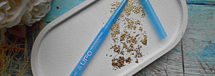 Beauty Bomb UFO Holographic Conspiracy Eye Pencil в "морозном" оттенке 03