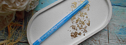 Beauty Bomb UFO Holographic Conspiracy Eye Pencil в "морозном" оттенке 03