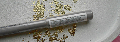 Красивый, но капризный карандаш для глаз Divage On The Way Eye Pencil в оттенке 04 Pearly Grey