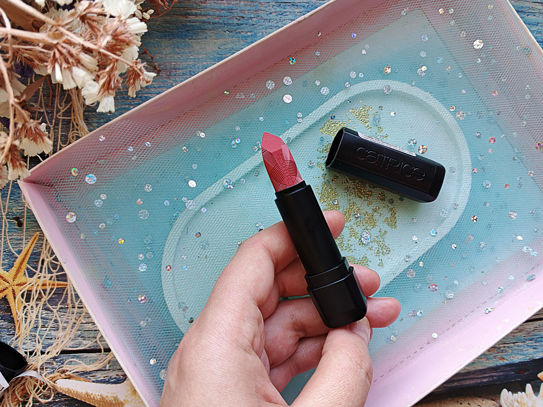 Розовая и матовая. Catrice Scandalous Matte Lipstick в оттенке 040 Rosy Seduction