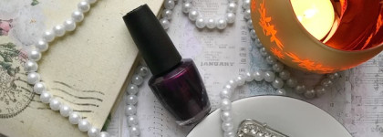 В Новый Год с  OPI NL J05 Feel the Chemis-tree и OPI NL J08 Sending You Holiday Hugs