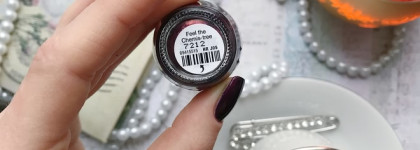 В Новый Год с  OPI NL J05 Feel the Chemis-tree и OPI NL J08 Sending You Holiday Hugs