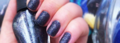 Песчаная буря посреди звездной ночи с лаком "Midnight dress" 31086 от NailLook