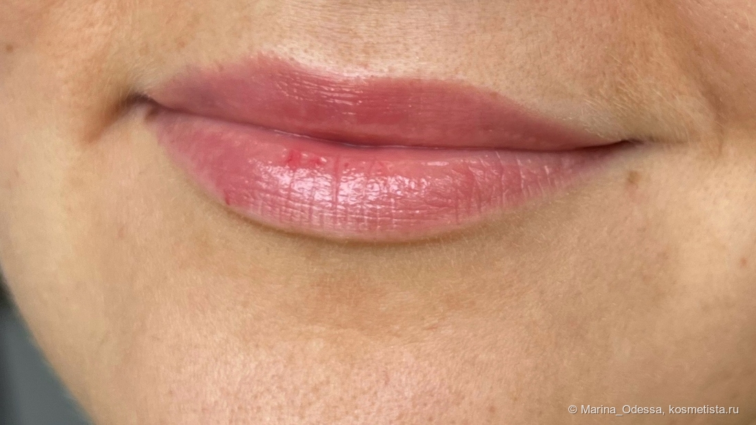 На губах - NARS Afterglow Lip Balm - Dolce Vita, 2-3 слоя. Фото у окна