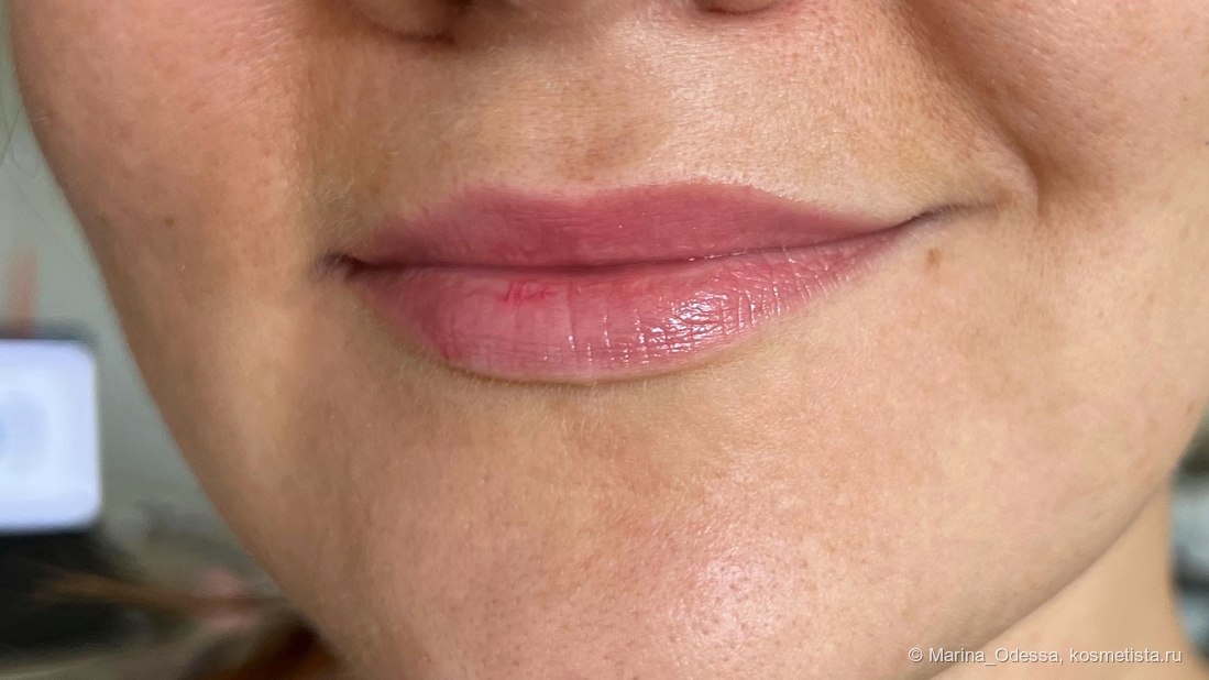 На губах - NARS Afterglow Lip Balm - Dolce Vita, 2-3 слоя. Фото в глубине комнаты