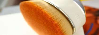 Мультифункциональная кисть для макияжа Artis Palm Brush