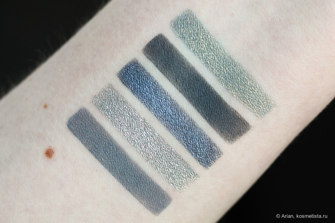 Свотчи Natasha Denona Eyeshadow Palette 5 03 (слева направо): 11V Steel Blue, 04M Chromatic, 11M Metallic Steel Blue, 65V Smoke, 17M Cloudy Blue