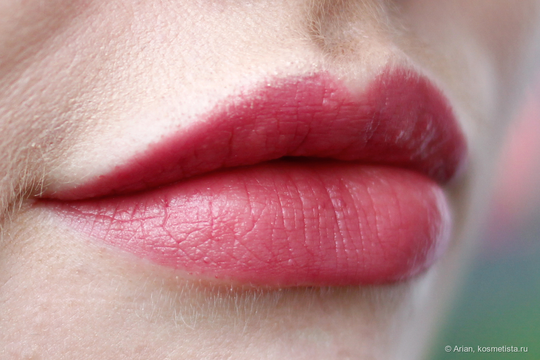 Burberry Kisses Hydrating Lip Colour в оттенке № 89 Rose Blush на губах