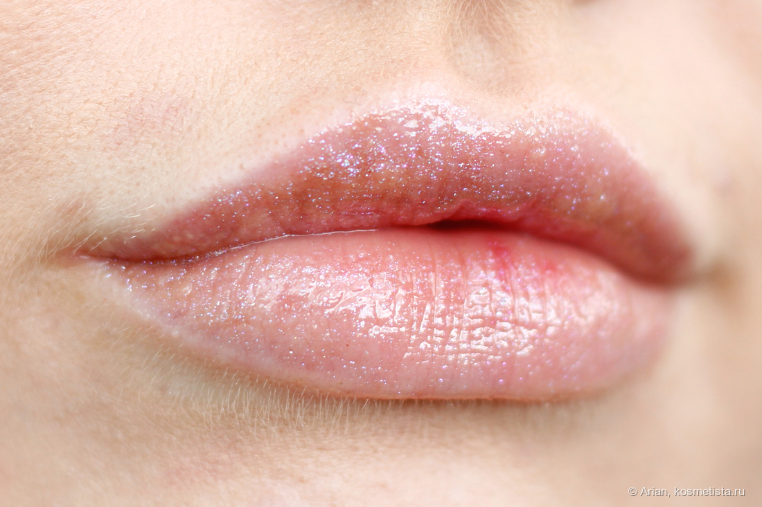 Jeffree Star Cosmetics The Gloss в оттенке Sequin Glass на губах