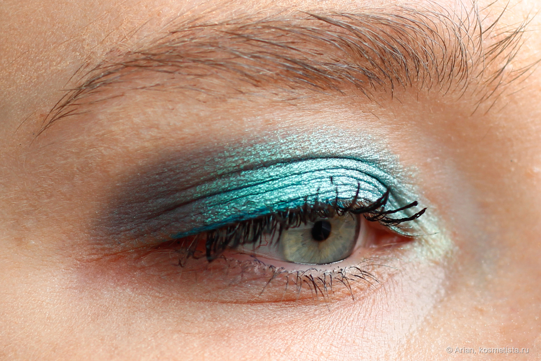 Пример макияжа с пигментами Tammy Tanuka из поста (подложка из теней Natasha Denona из палетки Eyeshadow Palette 5 03)