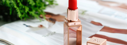 Современный красный: Patrick Ta Beauty Major Headlines Matte Suede Lipstick в оттенке She’s Not From Here