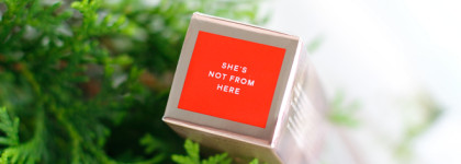 Современный красный: Patrick Ta Beauty Major Headlines Matte Suede Lipstick в оттенке She’s Not From Here