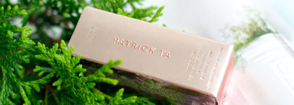 Современный красный: Patrick Ta Beauty Major Headlines Matte Suede Lipstick в оттенке She’s Not From Here