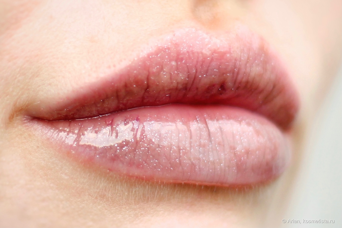 Jeffree Star Cosmetics 6 Feet Under на губах