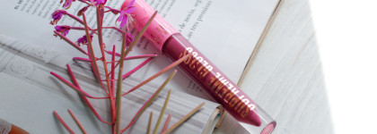 Французская лаванда: Jeffree Star Cosmetics Supreme Gloss в оттенке Improper