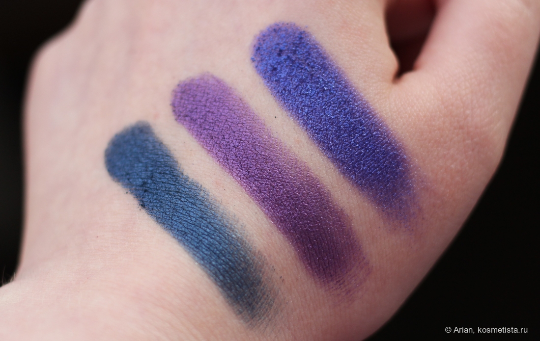 Сравнительные свотчи оттенков (слева направо): Natasha Denona Blue Space - Jeffree Star Cosmetics Bite Me - Sydney Grace Celestial Bloom