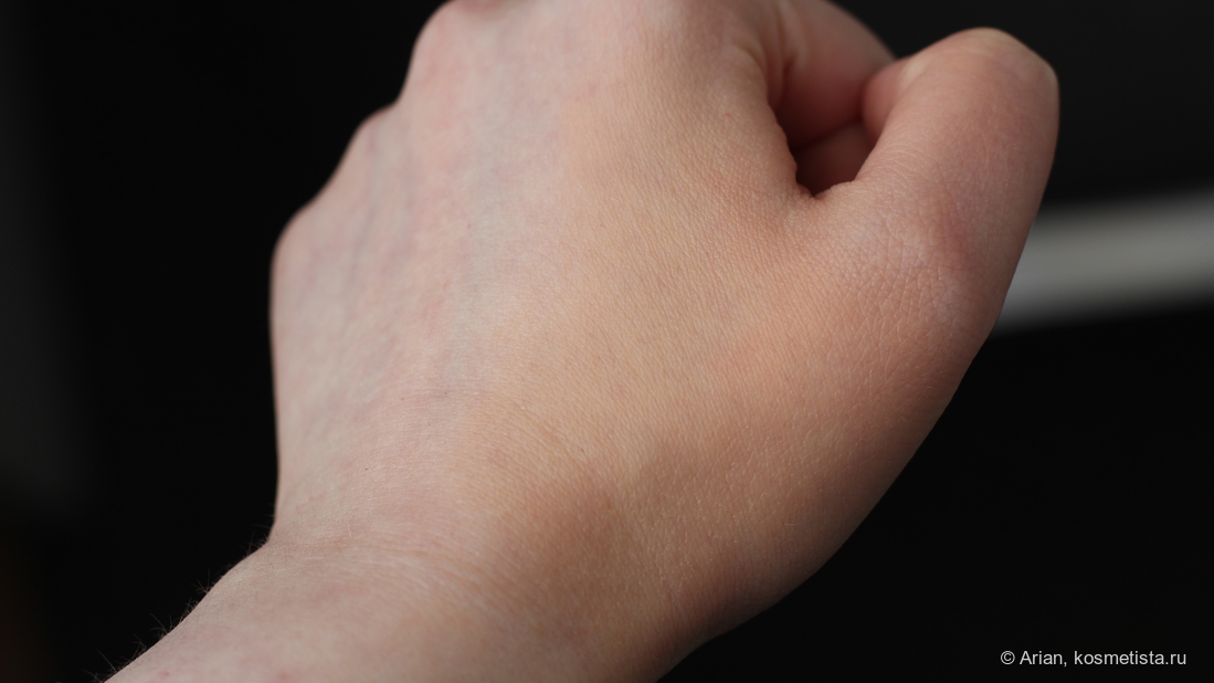 Распределённый крем на руке (в тени)