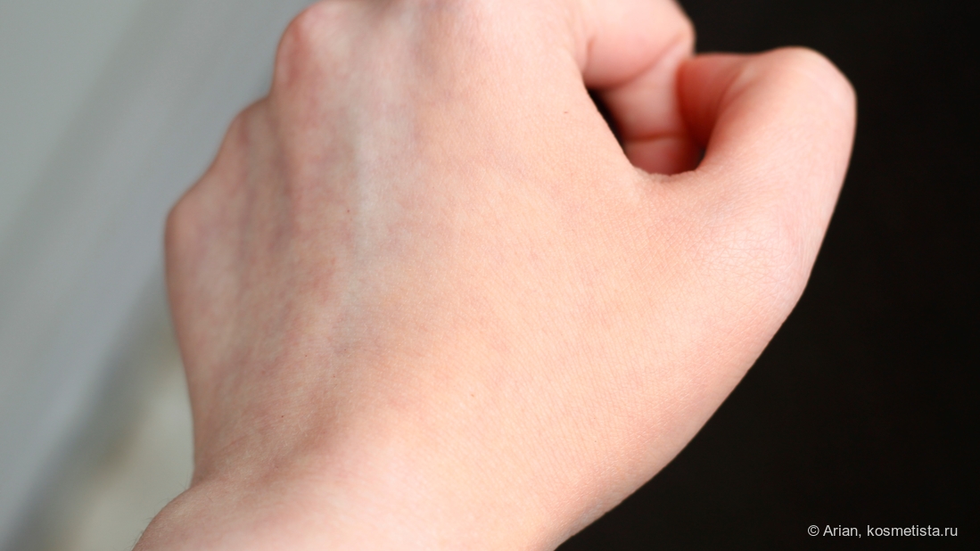 Распределённый крем на руке (у окна): оттенок крема выровнял синеву от сосудов под кожей