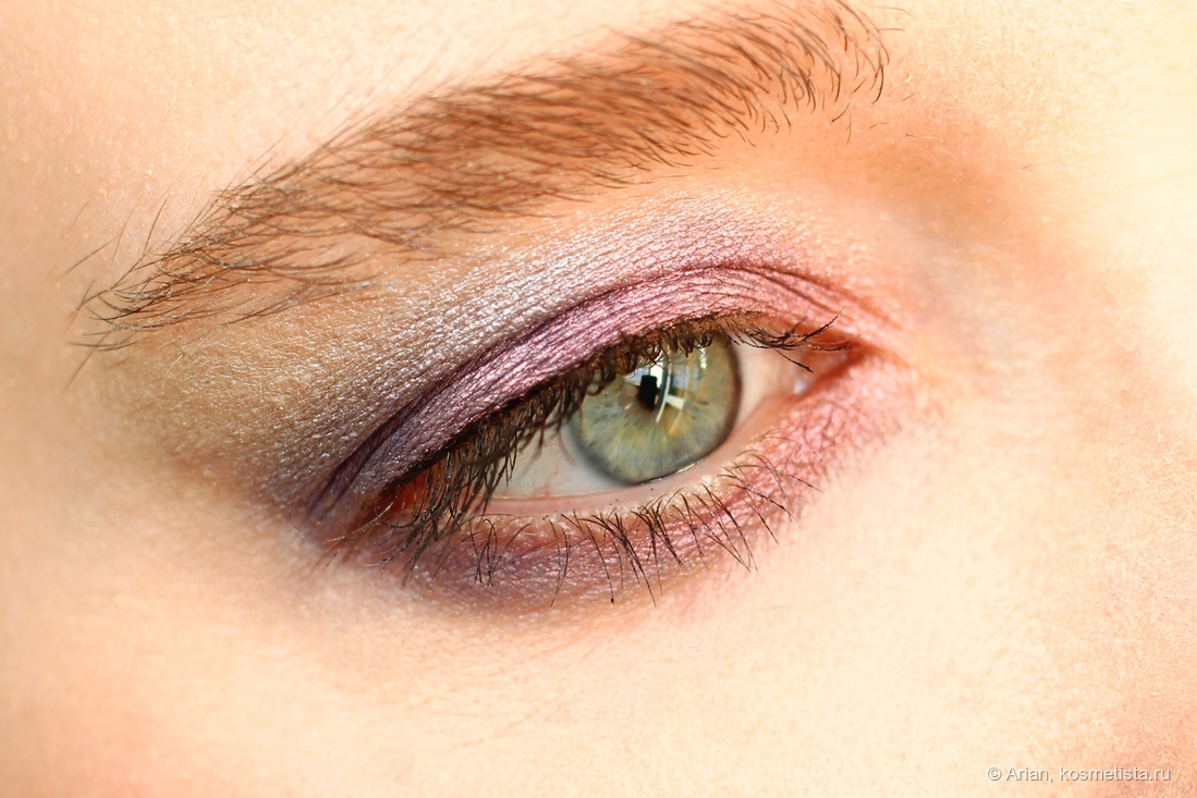 Пример макияжа с оттенком 025 во внутреннем уголке глаза. Также использованы оттенки Tammy Tanuka 135, 120, 063 и 042.