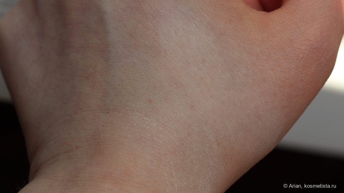 Свотчи прессованной (слева) и рассыпчатой пудры на моих сухих руках