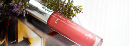 На разных полюсах: два бюджетных блеска для губ Shik Lip Gloss Care и L’Oreal Infaillible Gloss