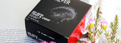 Кукольное лицо с пудрой Make Up For Ever Twist & Light в оттенке 1.0 Clair / Light