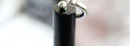 Много хайпа: Isamaya Liplacq Maximizing Lip Serum в оттенке Black Veil